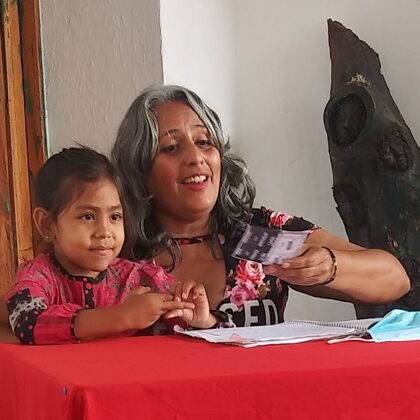 Ixchel Aymara Suárez recitando uno de sus primeros poemas