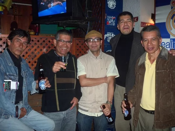 Poetas: Adolfo M, Gregorio S, Simón Z, Carlos P, José O. Mesón La Cibeles. Mérida,jul2015