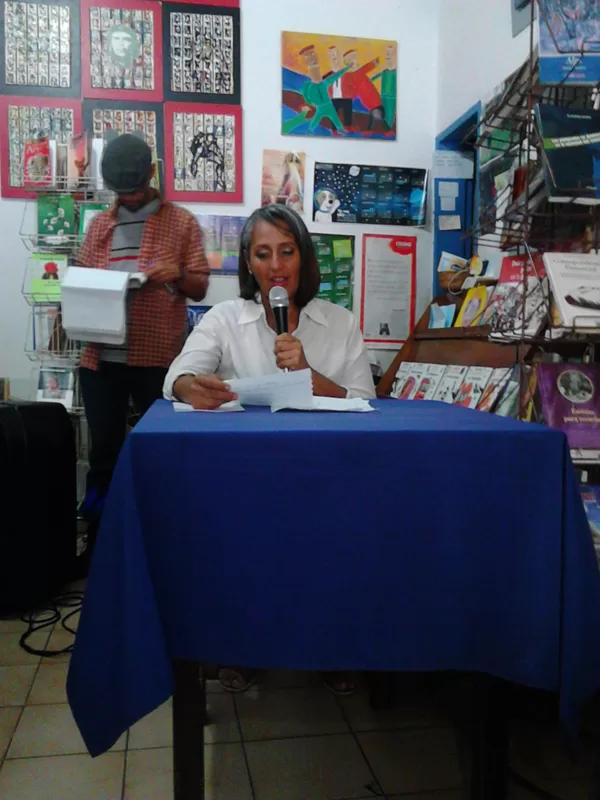 Poeta Gyglia Morán. Recital Librería Ifigenia, Mérida. Dic-2018