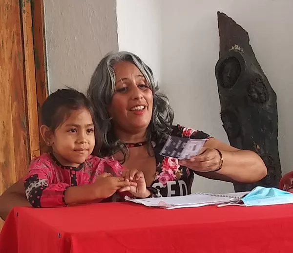 Ixchel Aymara Suárez recitando uno de sus primeros poemas